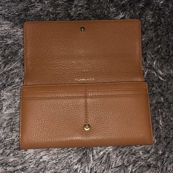 Michael Kors Fulton Model Flap Continental Wallet - Picture 2 of 5